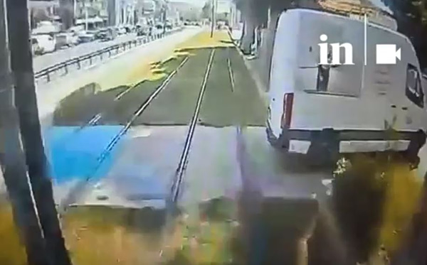 Βίντεο ντοκουμέντο από τη σύγκρουση συρμού του τραμ με βαν στον Άλιμο