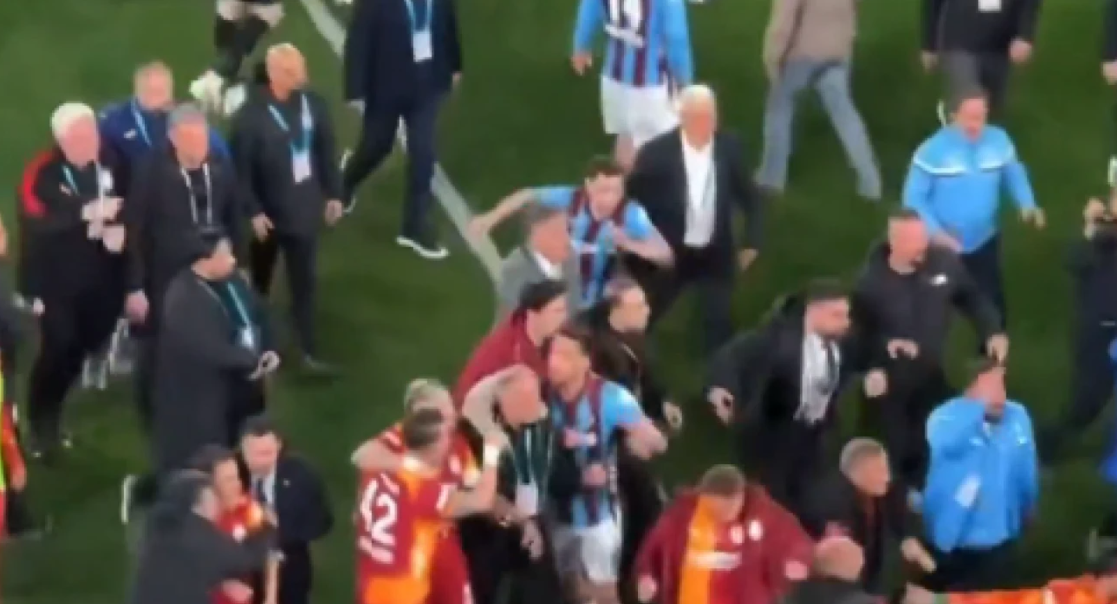 Απίστευτες εικόνες στην Τουρκία: Γενική σύρραξη μεταξύ παικτών με τη λήξη του Τράμπζονσπορ – Γαλατασαράι! (vid)