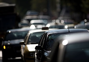 Κίνηση στους δρόμους: Σημειωτόν τα αυτοκίνητα στο λεκανοπέδιο – Ντεραπάρισε φορτηγό στη Βουλιαγμένη