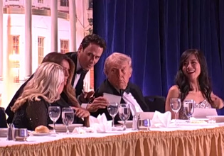 ΗΠΑ: Νέο βίντεο από τους πυορβολισμούς στο δείπνο Τραμπ – Γιατί φυγαδεύτηκε πρώτος ο αντιπρόεδρος Βανς