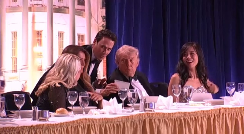 ΗΠΑ: Νέο βίντεο από τους πυροβολισμούς στο δείπνο Τραμπ – Γιατί φυγαδεύτηκε πρώτος ο αντιπρόεδρος Βανς