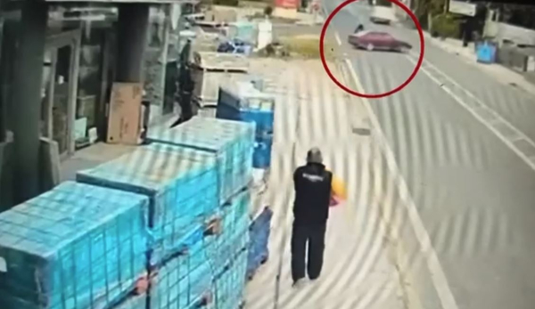 Σοκαριστικό τροχαίο στην Αρτέμιδα: Αυτοκίνητο εκσφενδόνισε μοτοσικλετιστή και τον παράτησε αβοήθητο στο δρόμο