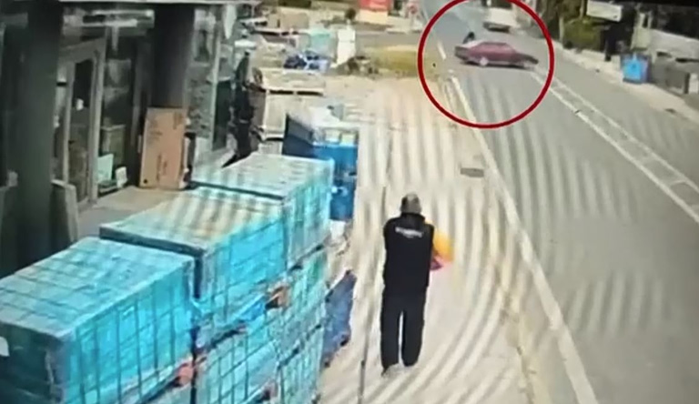 Σοκαριστικό τροχαίο στην Αρτέμιδα: Αυτοκίνητο εκσφενδόνισε μοτοσικλετιστή και τον παράτησε αβοήθητο στο δρόμο