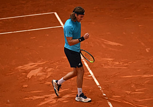 Βελτιωμένος και νικητής ξανά ο Τσιτσιπάς: «Καθάρισε» 2-0 τον Μπούμπλικ και πέρασε στον 3ο γύρο της Μαδρίτης