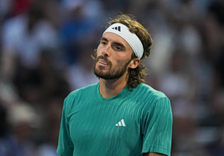 Bαρομετρικό χαμηλό για τον Τσιτσιπά: Το αρνητικό 12άμηνο, η καθίζηση και το άδηλο μέλλον (vids)