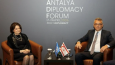 Τουρκία: Πόζαρε με τη σημαία του ψευδοκράτους η Ρόζμαρι Ντι Κάρλο του ΟΗΕ