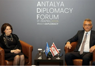 Τουρκία: Πόζαρε με τη σημαία του ψευδοκράτους η Ρόζμαρι Ντι Κάρλο του ΟΗΕ