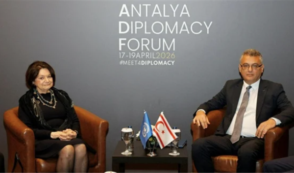 Τουρκία: Πόζαρε με τη σημαία του ψευδοκράτους η Ρόζμαρι Ντι Κάρλο του ΟΗΕ