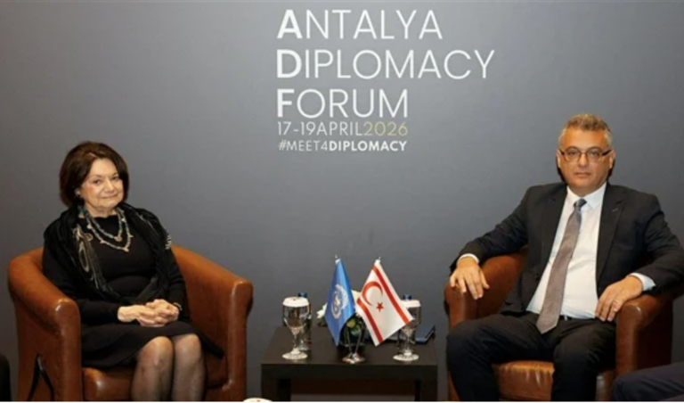 Τουρκία: Πόζαρε με τη σημαία του ψευδοκράτους η Ρόζμαρι Ντι Κάρλο του ΟΗΕ