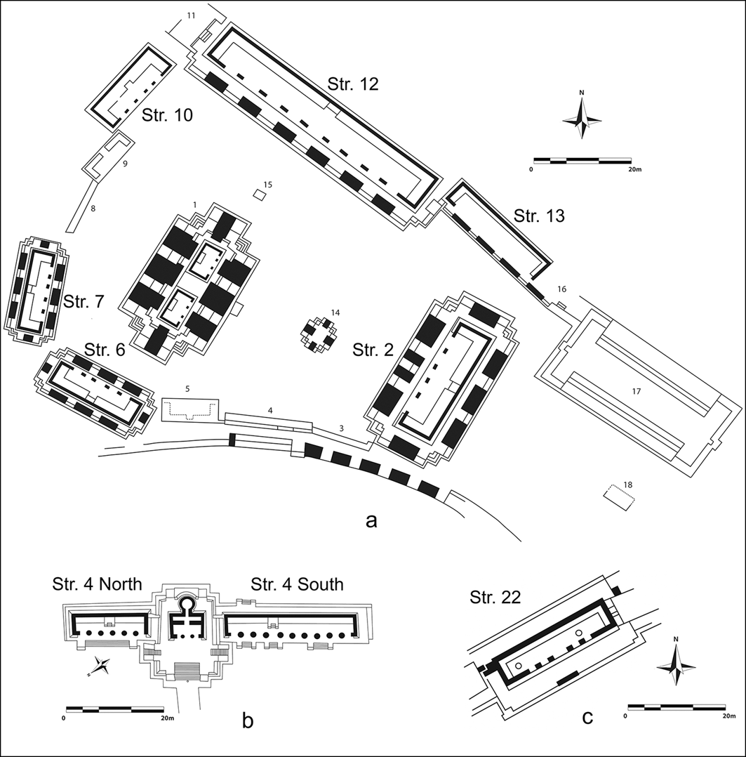 Μετακλασικές κιονοστήρικτες ανοιχτές αίθουσες στα Υψίπεδα της Γουατεμάλας:α) Δομές 2, 6, 7 και 10 ως πιθανά κτίρια popol nah (διοικητικά, δημόσια) και Δομές 12 και 13 ως πιθανά nimja («μεγάλα σπίτια» κατοικίας και διοίκησης), Καουινάλ, Ομάδα A (σχέδιο: L. Gauthier, βάσει Ichon κ.ά. 1980: εικ. 5)· β) Δομή 4 Βόρεια και Νότια, Ζακουλέου (σχέδιο: L. Gauthier, βάσει Trik στο Woodbury & Trik 1953: εικ. 7)· γ) Δομή 22, Ισιμτσέ (σχέδιο: L. Gauthier, βάσει Guillemin 1967: σ. 28).
