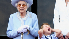 Βασίλισσα Ελισάβετ: «Λάτρευε να χορεύει και να τραγουδάει ABBA κάθε πρωί»