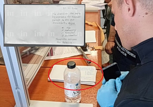 Αυτός είναι φάκελος με την επιστολή στα ΜΜΕ που άφησε πίσω του μετά τους πυροβολισμούς στο Πρωτοδικείο ο 89χρονος