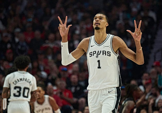 Νέο διπλό για τους Σπερς με τρομερό Γουεμπανιάμα (114-93) – Γλίτωσαν την «σκούπα» οι Ρόκετς (115-96)