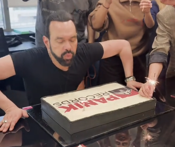 Γιώργος Αρσενάκος: Η τούρτα - έκπληξη των συνεργατών του για τα γενέθλιά του