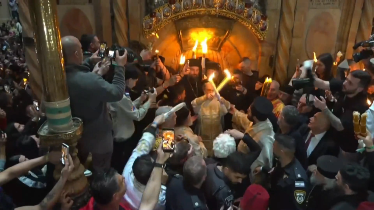 Με λαμπρότητα η τελετή αφής Αγίου Φωτός από τα Ιεροσόλυμα – Το απόγευμα η άφιξή του στην Αθήνα