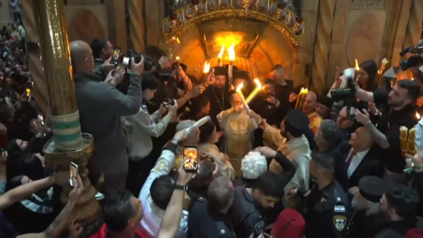 Με λαμπρότητα η τελετή αφής Αγίου Φωτός από τα Ιεροσόλυμα – Το απόγευμα η άφιξή του στην Αθήνα