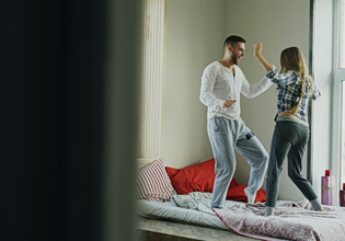 Για αυτό η μουσική μας φέρνει πιο κοντά