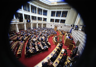 Πέντε υπογραφές, αλλά μια ντουζίνα τα πρόθυμα γαλάζια στυλό να μουτζουρώσουνε του Μητσοτάκη το κράτος το επιτελικό