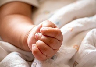 Θεσσαλονίκη: Στο μικροσκόπιο των Αρχών περίεργη υπόθεση ψευδούς δήλωσης πατρότητας σε νεογέννητο