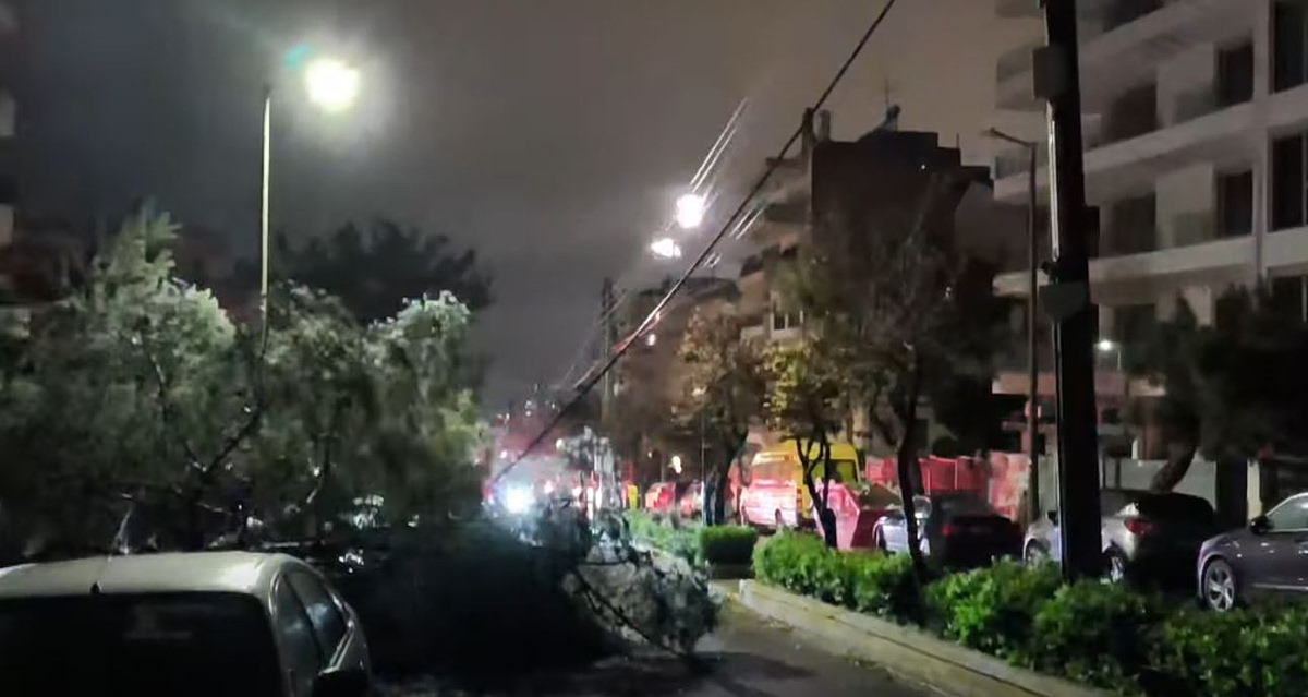 Κλειστή η Πειραιώς λόγω πτώσης δέντρου – Πάνω από 130 κλήσεις στην Πυροσβεστική λόγω των ισχυρών ανέμων στην Αττική