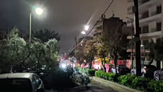 Κλειστή η Πειραιώς λόγω πτώσης δέντρου – Πάνω από 130 κλήσεις στην Πυροσβεστική λόγω των ισχυρών ανέμων στην Αττική