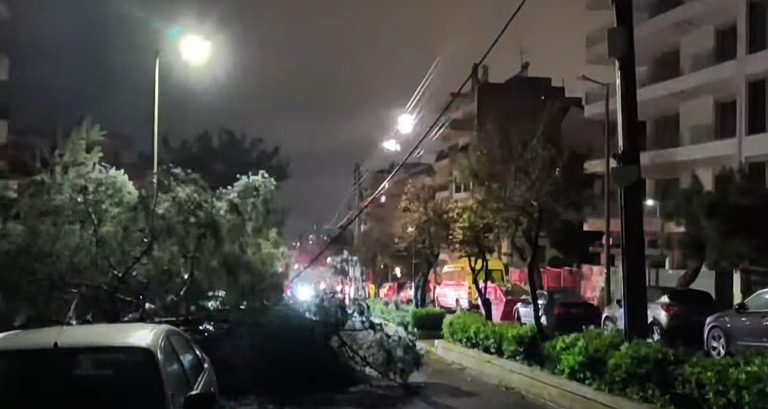 Κλειστή η Πειραιώς λόγω πτώσης δέντρου – Πάνω από 130 κλήσεις στην Πυροσβεστική λόγω των ισχυρών ανέμων στην Αττική