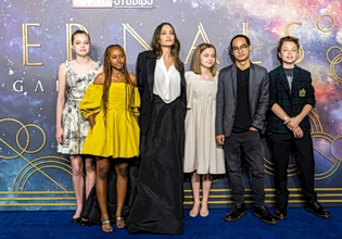 Σιλό Τζολί: Η εντυπωσιακή ομοιότητα με την Αντζελίνα – Η εμφάνιση της σε μουσικό video