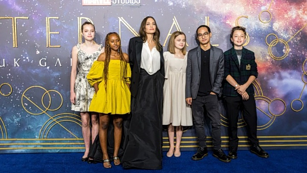 Σιλό Τζολί: Η εντυπωσιακή ομοιότητα με την Αντζελίνα – Η εμφάνιση της σε μουσικό video