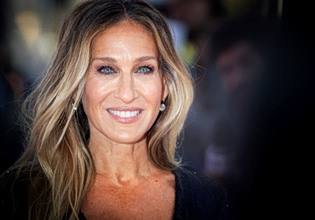 «And Just Like That…»: Σε δημοπρασία η εμβληματική γκαρνταρόμπα και τα αντικείμενα της σειράς