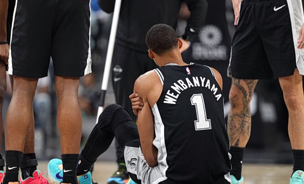 NBA: Ασταμάτητοι οι Σπερς παρά τον τραυματισμό του Γουεμπανιάμα – Νέο τριπλ-νταμπλ του Γιόκιτς