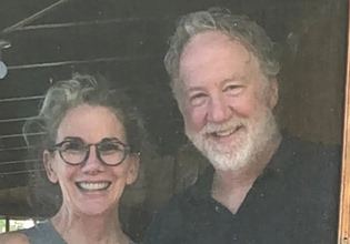 Μελίσα Γκίλμπερτ – Γνώριζε ότι ο σύζυγός της κατηγορούνταν για σεξουαλική κακοποίηση πριν τον γάμο