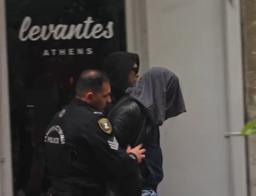 Θρίλερ με τη νεκρή γυναίκα: «Καβγαδίσαμε, ανέβηκε στον πάνω όροφο και έπεσε» ισχυρίστηκε ο 45χρονος Ιταλός που προσήχθη