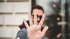 Βγες από την παγίδα του people-pleasing: Πες «όχι» χωρίς ενοχές