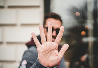 Βγες από την παγίδα του people-pleasing: Πες «όχι» χωρίς ενοχές