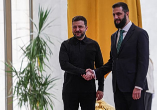 Συρία: Ο Ζελένσκι συναντήθηκε με τον πρώην… τζιχαντιστή Τζολάνι, συνοδευόμενος από τον Φιντάν