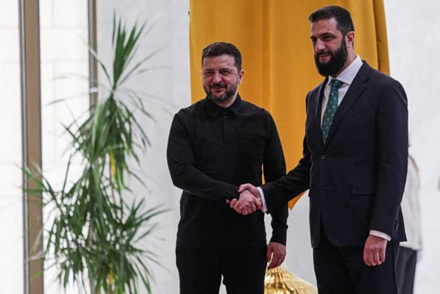 Συρία: Ο Ζελένσκι συναντήθηκε με τον πρώην… τζιχαντιστή Τζολάνι, συνοδευόμενος από τον Φιντάν