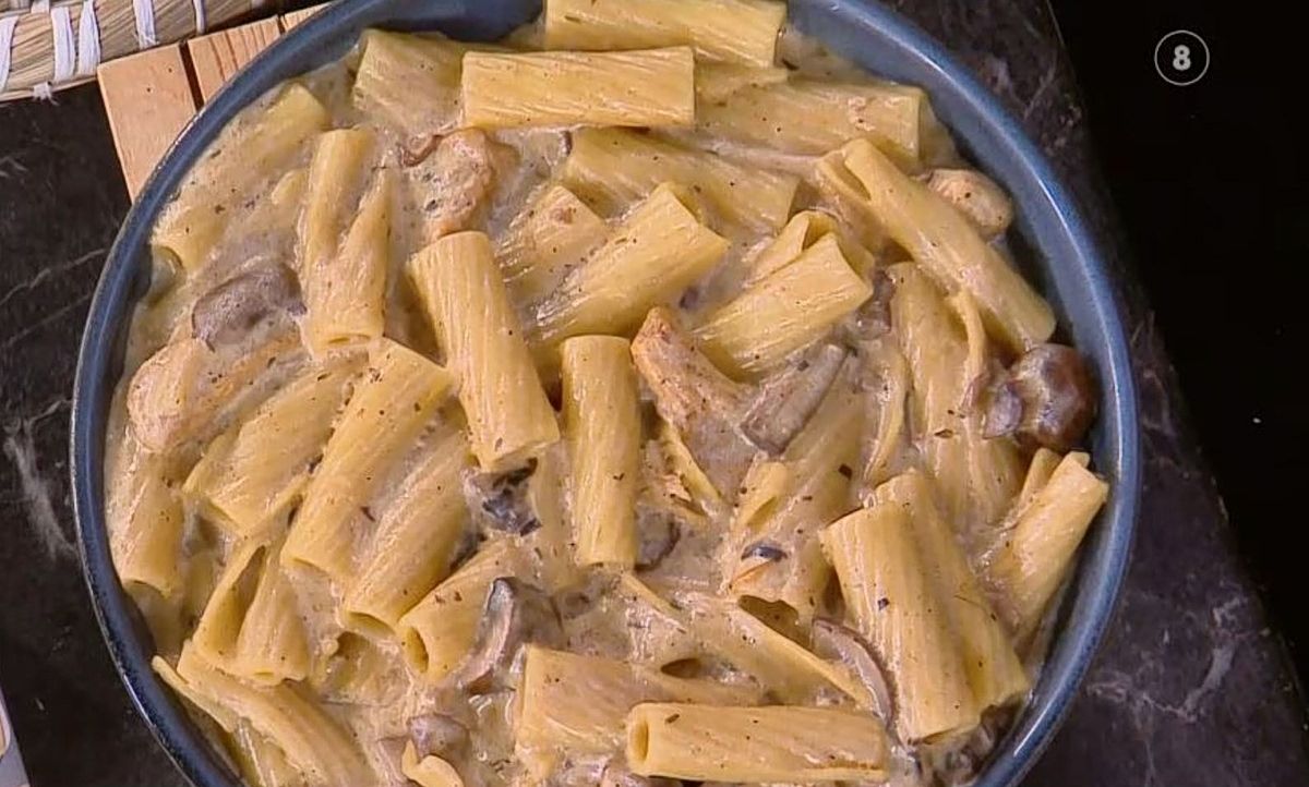 Συνταγή: Ζυμαρικά με κρέμα, μανιτάρια, κοτόπουλο και βούτυρο