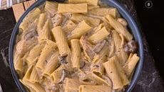 Συνταγή: Ζυμαρικά με κρέμα, μανιτάρια, κοτόπουλο και βούτυρο