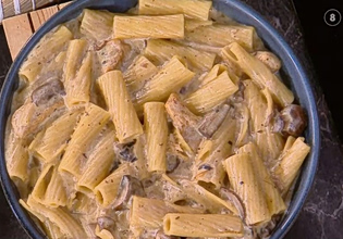 Συνταγή: Ζυμαρικά με κρέμα, μανιτάρια, κοτόπουλο και βούτυρο