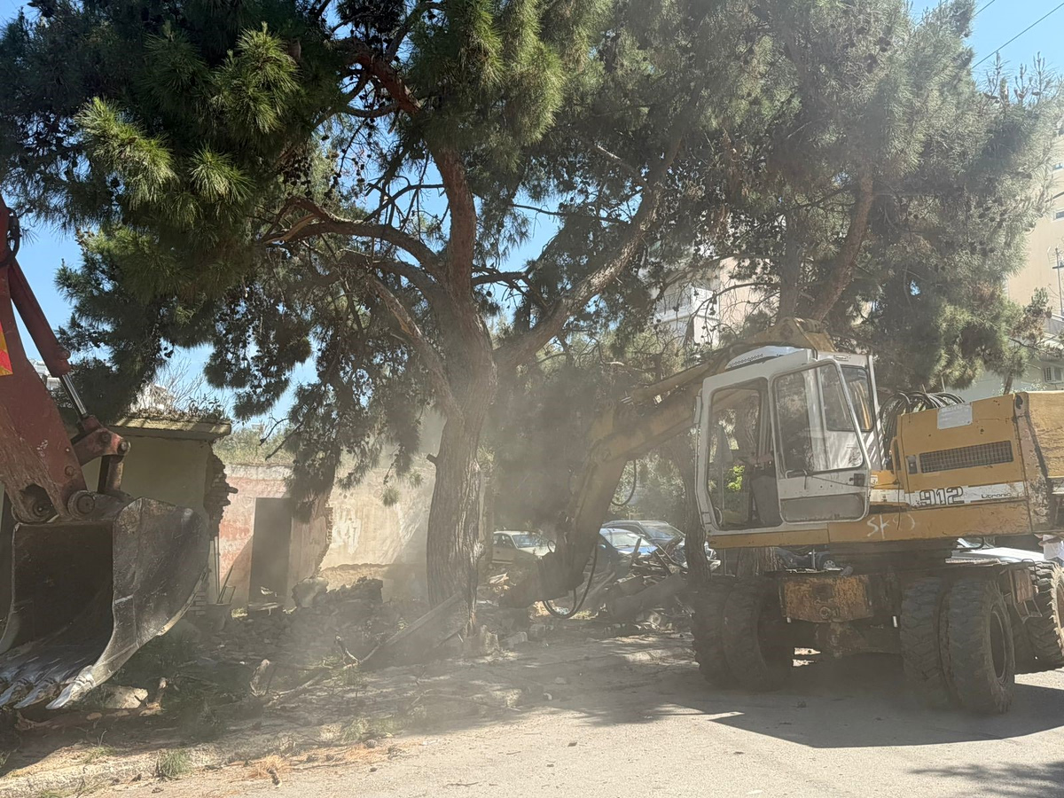 Δήμος Παλαιού Φαλήρου: «Κατεδάφιση αυθαίρετων κτισμάτων στο Ρέμα της Πικροδάφνης»