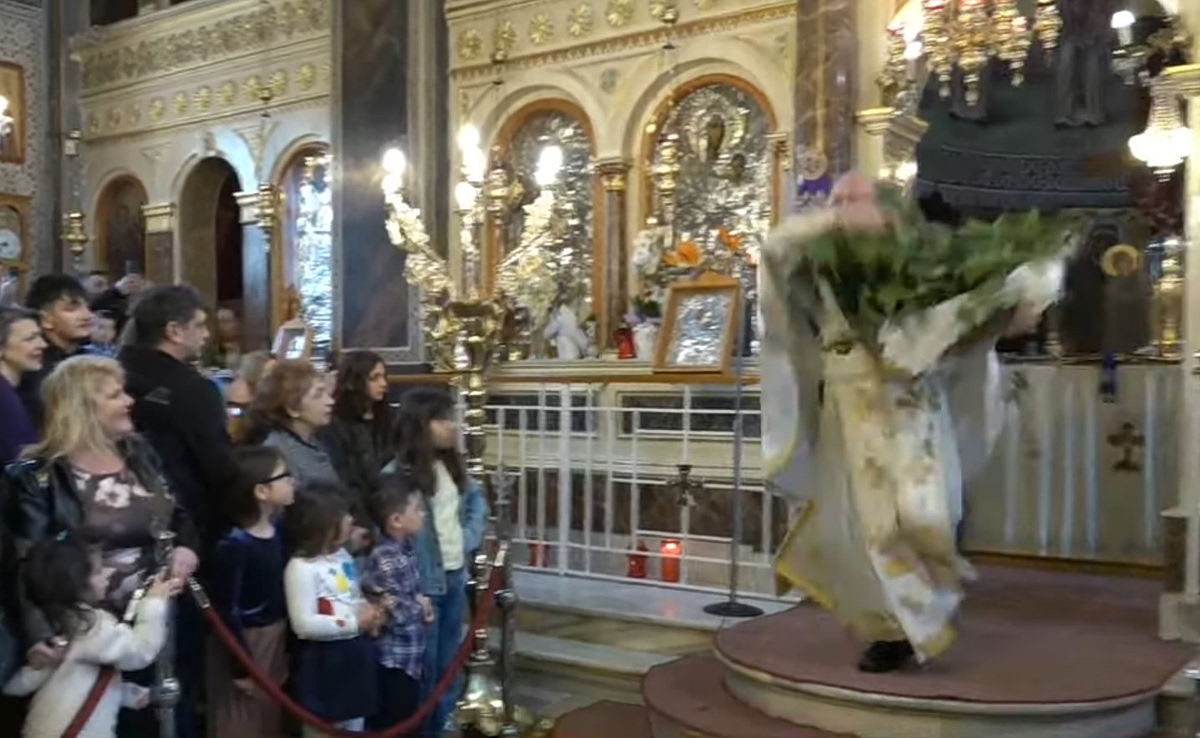 Χίος: Εντυπωσιακή η Πρώτη Ανάσταση στη Χίο από τον «ιπτάμενο ιερέα»