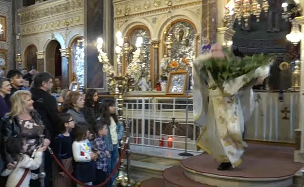 Χίος: Εντυπωσιακή η Πρώτη Ανάσταση στη Χίο από τον «ιπτάμενο ιερέα»