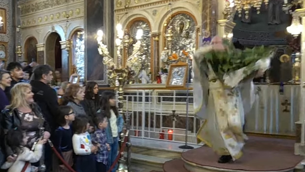 Χίος: Εντυπωσιακή η Πρώτη Ανάσταση στη Χίο από τον «ιπτάμενο ιερέα»