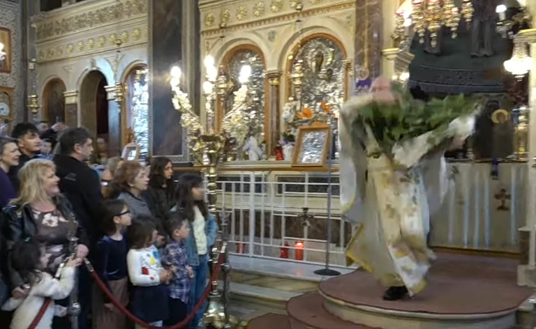 Χίος: Εντυπωσιακή η Πρώτη Ανάσταση στη Χίο από τον «ιπτάμενο ιερέα»