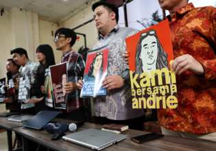 Ινδονησία: Ξεκινά η δίκη στρατιωτικών που οργάνωσαν επίθεση με οξύ εναντίον ακτιβιστή