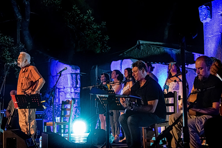 Οι Χειμερινοί Κολυμβητές στο Θέατρο «Δόρα Στράτου»