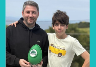 Νίκος Ανδρουλάκης: Eυχές μαζί με τον γιο του και πασχαλινό αυγό με τον ήλιο του ΠΑΣΟΚ