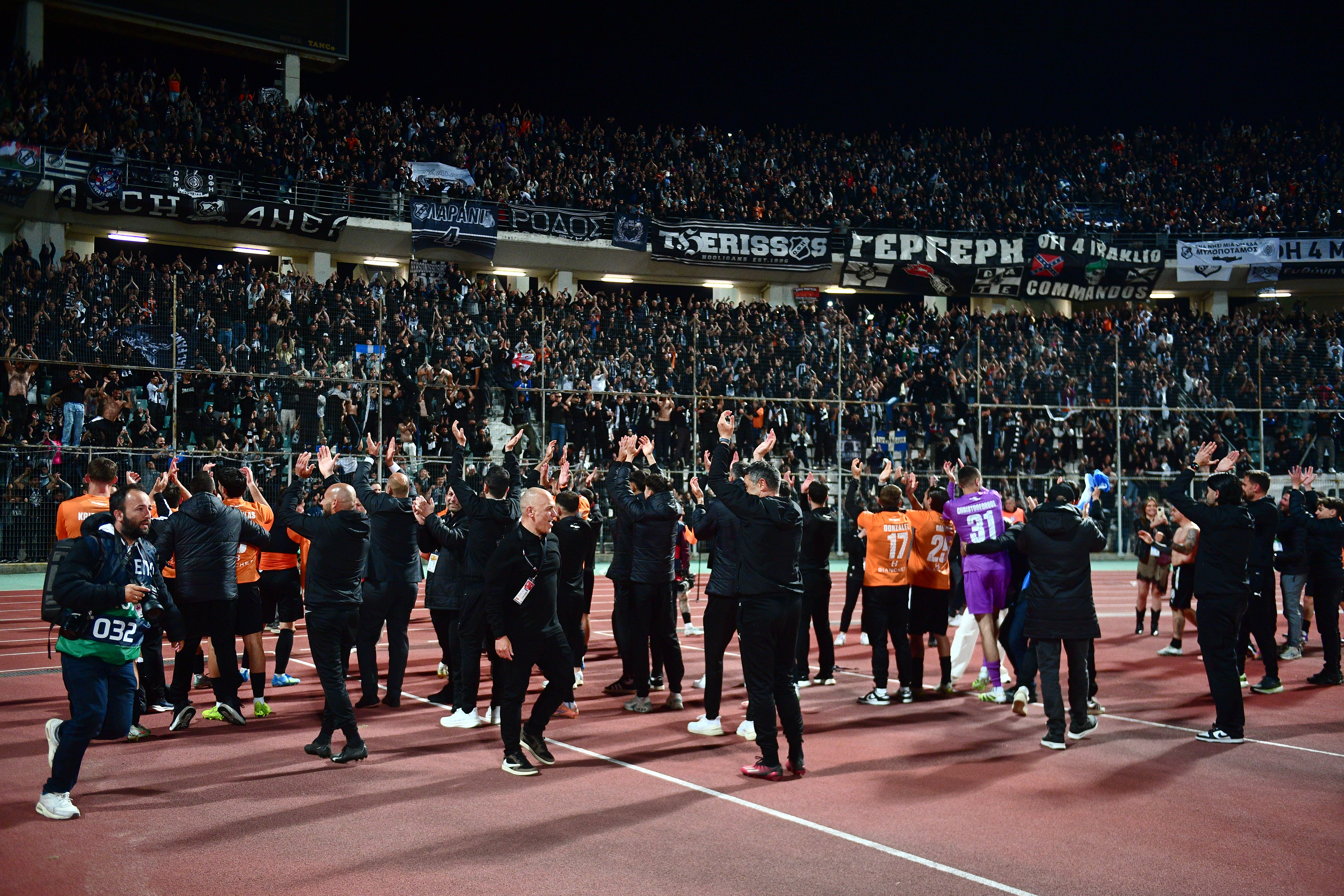 Οι παίκτες του ΟΦΗ έκαναν pasillo, οι οπαδοί του ΠΑΟΚ αποδοκίμαζαν! (vid)
