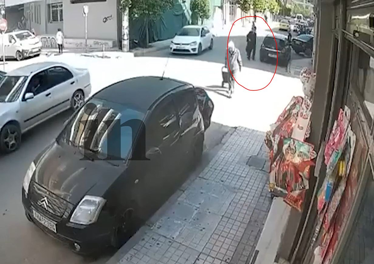 Η στιγμή που ο 89χρονος βγαίνει από τον ΕΦΚΑ κρατώντας την καραμπίνα