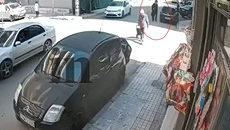 Η στιγμή που ο 89χρονος βγαίνει από τον ΕΦΚΑ κρατώντας την καραμπίνα